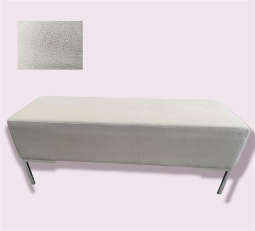 16 BANQUETA LISA CINZA C/PÉS PRATEADOS 120X43X45CM