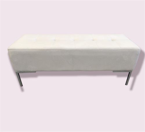 1 BANQUETA CAPITONE BRANCA C/PÉS PRATEADOS 120X43X45