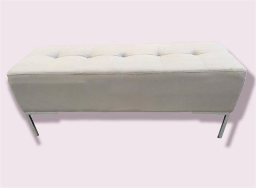 BANQUETA CAPITONE CINZA C/PÉS PRATEADOS 120X43X45CM