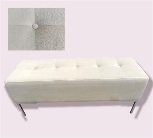 BANQUETA CAPITONE PEROLA C/PÉS PRATEADOS 120X43X45CM