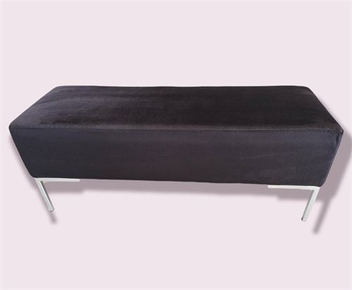 19 BANQUETA LISA PRETA C/PÉS PRATEADOS 120X45X46CM