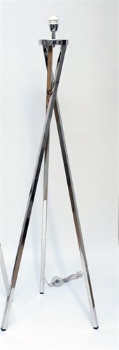 1004 CANDEEIRO TRIPE (3 PERNAS QUADRADAS) INOX 46X46X136CM